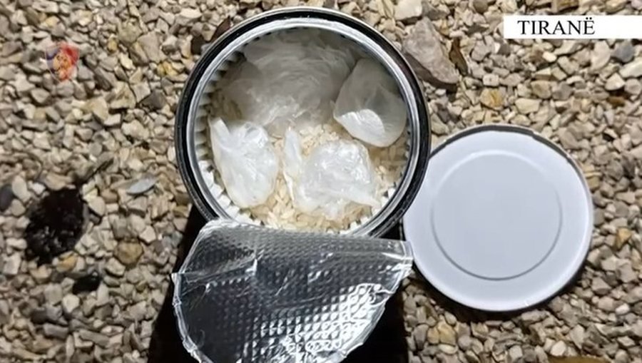 41-vjeçari arrestohet në Tiranë pasi fshehu kokainë në oborrin e banesës