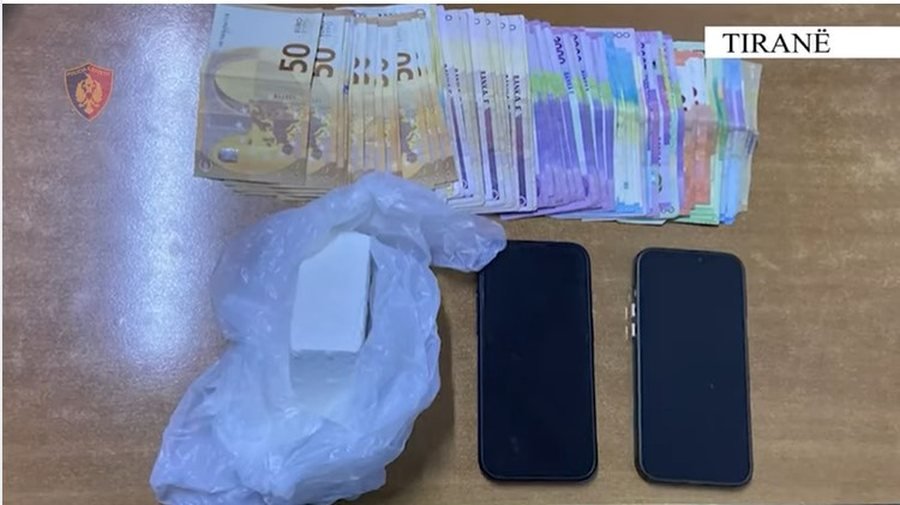 Dy persona në pranga në Tiranë, furnizonin lokalet e Komunës së Parisit me kokainë Dy persona në pranga në Tiranë, furnizonin lokalet e Komunës së Parisit me kokainë