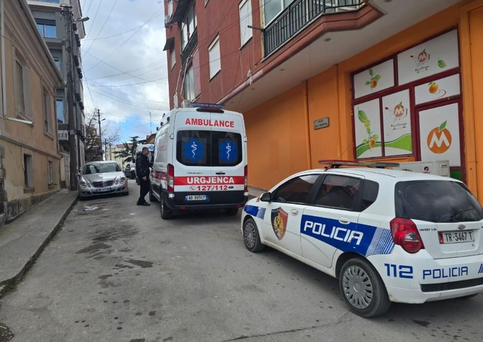 Korçë, e moshuara gjendet pa shenja jete në banesë, alarmi u dha nga fqinjët