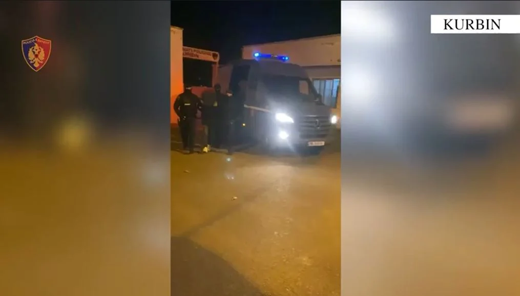 Laç, arrestohet 28-vjeçari që qarkullonte me kallashnikov, dëmtoi automjete dhe një lokal