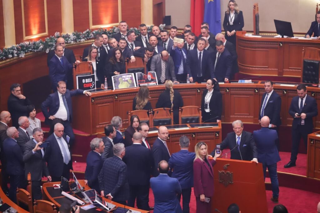 Kuvendi shqyrton përjashtimin e 29 deputetëve të PD, një orë para seancës për mandatin e Ballukut Kuvendi shqyrton përjashtimin e 29 deputetëve të PD, një orë para seancës për mandatin e Ballukut