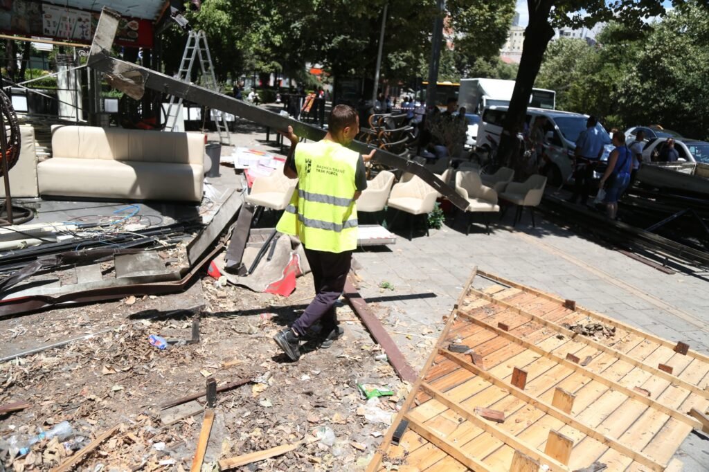 Vlorë: Vijon aksioni për lirimin e hapësirave publike, 251 struktura të hequra dhe 120 të tjera të evidentuara