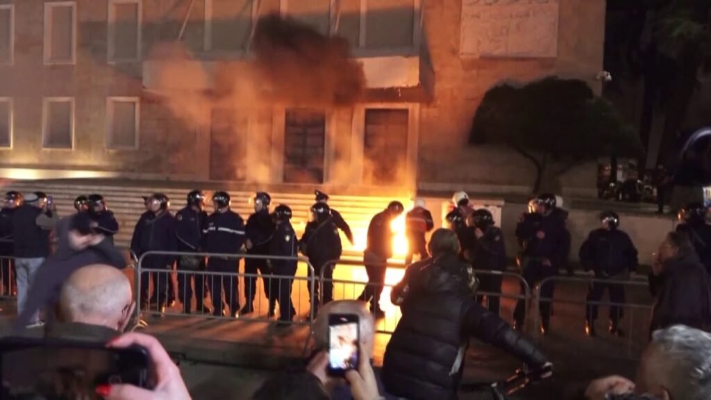 Gjykata liron katër protestuesit e ndaluar pas tubimit para Kryeministrisë, opozita paralajmëron vijim protestash