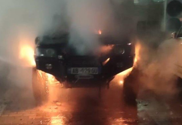 Digjet një makinë e parkuar në Pogradec, hetimet fokusohen te dyshimi për zjarrvënie