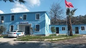 Mallakastër, arrestohet 44-vjeçari që dëmtoi automjete dhe kërcënoi policinë me thikë