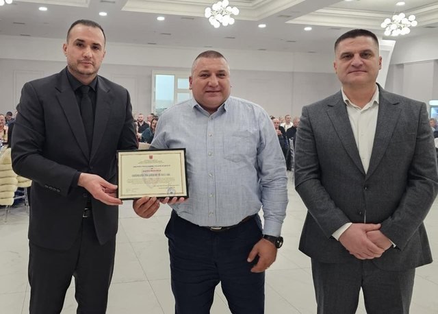 Dekorohet inspektori Marsel Bicja për shpëtimin e një qytetari pas shpërthimit me molotov