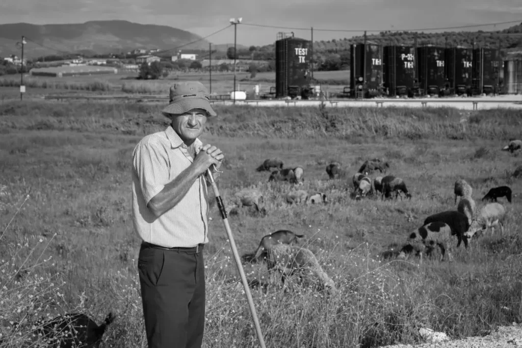 Sabotim në Patos-Marinëzë? A do ta lejojë shteti “normal” shtetin “autik” të bllokojë vendburimin më të madh të naftës në vend