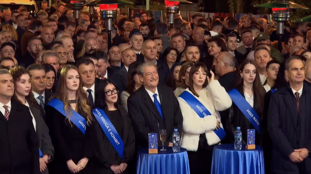 Në 35 vjetorin e PD, Berisha nderon themeluesit dhe figurat historike të partisë Në 35 vjetorin e PD, Berisha nderon themeluesit dhe figurat historike të partisë