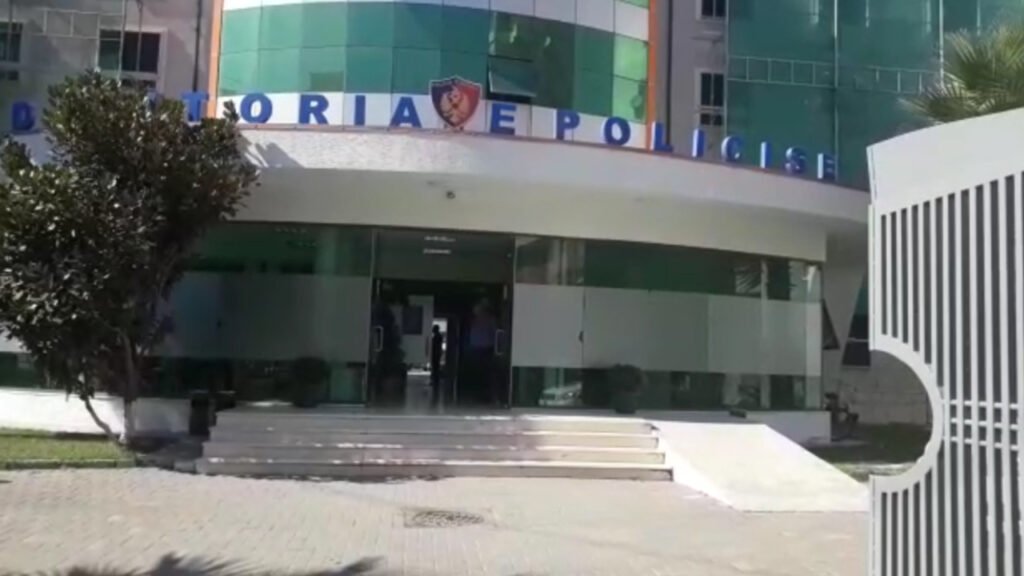 27-vjeçarja në Durrës procedohet penalisht për publikimin e fotove me mbishkrime denigruese 27-vjeçarja në Durrës procedohet penalisht për publikimin e fotove me mbishkrime denigruese