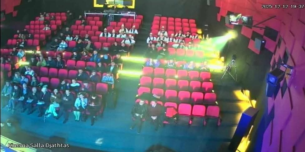 Propagandë në skenë, karrige bosh në sallë: kur Qarku i Vlorës tallet me vlonjatët Propagandë në skenë, karrige bosh në sallë: kur Qarku i Vlorës tallet me vlonjatët