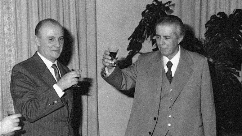 “Dhjetori i negociuar”: Si u krijua brezi i ri politik para rënies së komunizmit dhe dokumenti në arkivat franceze që flet për “Elitën e përgatitur” nën kujdesin e Ramiz Alisë “Dhjetori i negociuar”: Si u krijua brezi i ri politik para rënies së komunizmit dhe dokumenti në arkivat franceze që flet për “Elitën e përgatitur” nën kujdesin e Ramiz Alisë