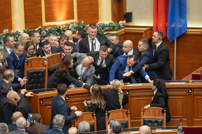 Përplasje në Kuvend para betimit të Endrit Shabanit, opozita pushtoi vendet e ministrave Përplasje në Kuvend para betimit të Endrit Shabanit, opozita pushtoi vendet e ministrave