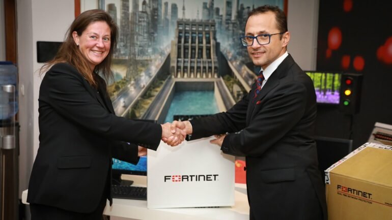 SHBA dhuron pajisje të reja për sigurinë kibernetike në Shqipëri një mbështetje që synon përforcimin e mbrojtjes ndaj kërcënimeve digjitale