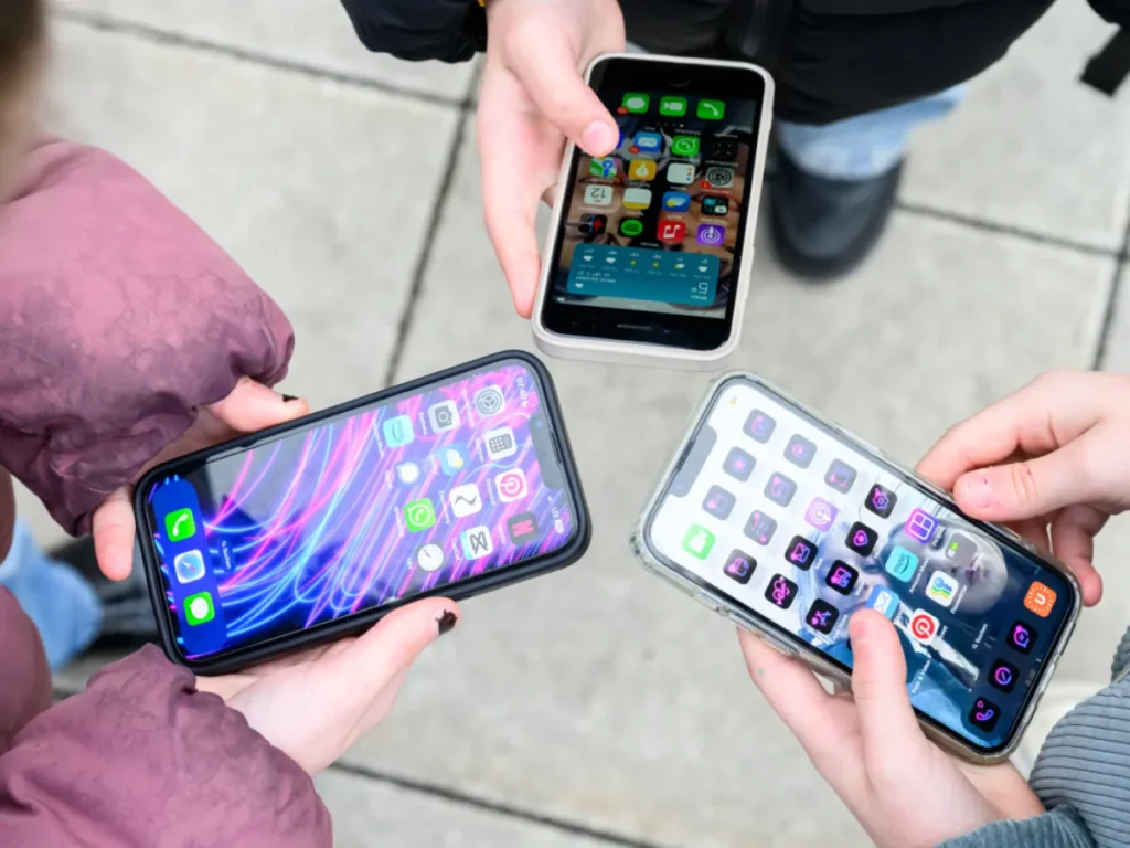 Zvicra shqyrton ndalimin e rrjeteve sociale për fëmijët nën 16 vjeç