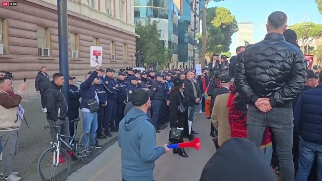 Tensione në protestën e “Shqipëria Bëhet” para Kryesisë së Kuvendit, përplasje fizike mes protestuesve dhe policisë