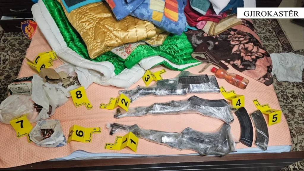 Policia kontrollon banesat e të dyshuarve si vrasës me pagesë armë dhe municion në Gjirokastër, Vlorë dhe Lezhë Policia kontrollon banesat e të dyshuarve si vrasës me pagesë armë dhe municion në Gjirokastër, Vlorë dhe Lezhë