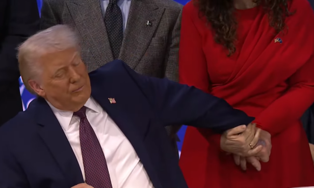 I ra tavolinës me grusht? Trump shfaqet me DORËN E MAVIJOSUR, zbulon se çfarë i ndodhi në Davos! I ra tavolinës me grusht? Trump shfaqet me DORËN E MAVIJOSUR, zbulon se çfarë i ndodhi në Davos!