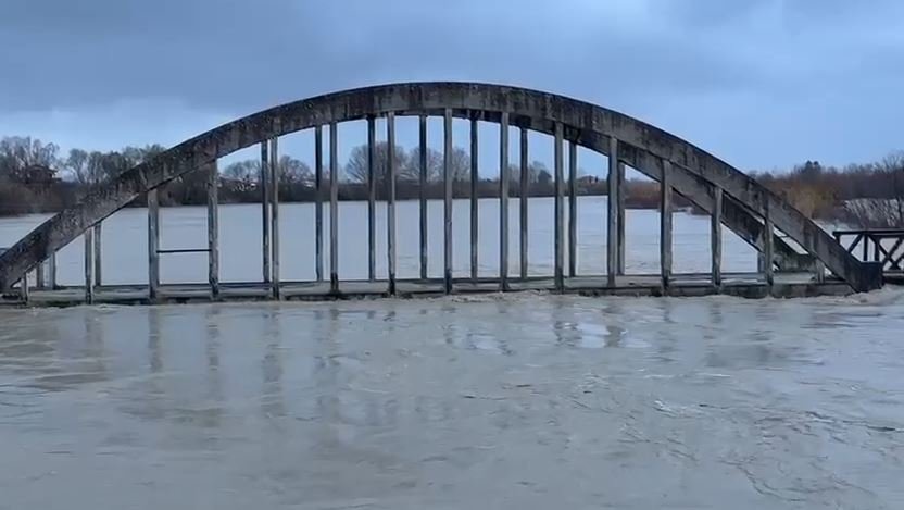 Vjosa del sërish nga shtrati pranë Urës së Mifolit, rrezik rritjeje deri në 9 metra