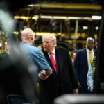 Incident gjatë vizitës së Trump në Miçigan, përplasje verbale me një punonjës