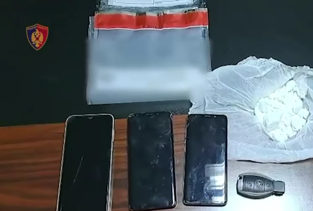 Tentoi t’i shpëtonte Policisë, 26-vjeçari kapet me 81 gramë kokainë në Fier
