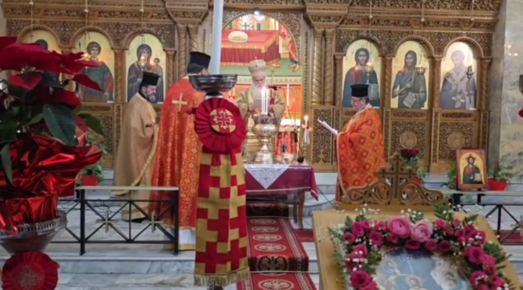 Fieri feston Ditën e Ujit të Bekuar, kryqi hidhet në shatërvanin e qytetit