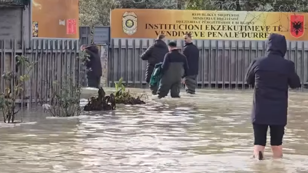 Reshjet përmbytin IEVP Durrës, uji futet në oborr dhe katin e parë të burgut
