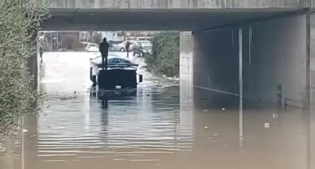 Bllokohet nënkalimi i autostradës në zonën Fushë Mamurras nga prurjet e ujit
