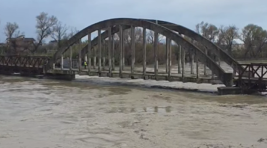 Rritet niveli i Vjosës në Urën e Mifolit, Emergjencat Civile njoftojnë për evakuime të mundshme