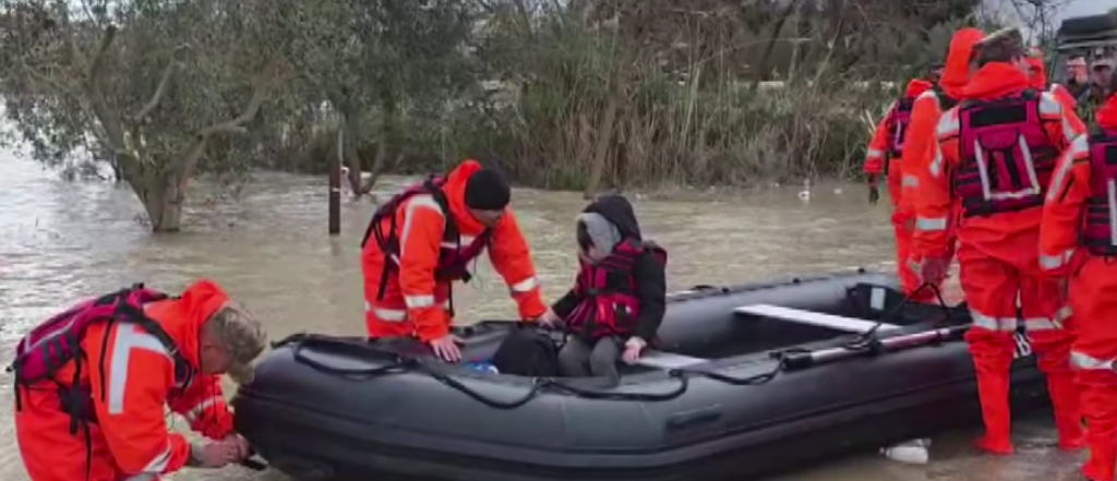 Përmbytjet në Fier, shpallet evakuimi i menjëhershëm i banorëve të fshatit Ferras