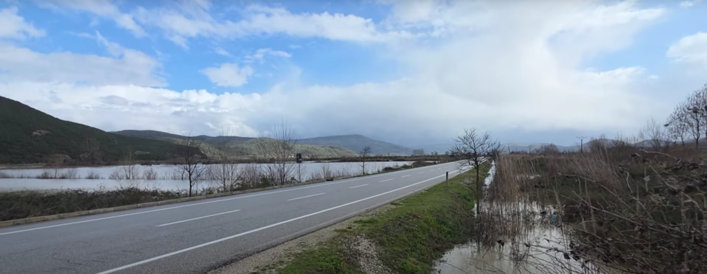 80 hektarë tokë bujqësore nën ujë në Cakran, rrezikohet bllokimi i autostradës Levan-Tepelenë