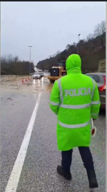 Rrëshqitjet e Dherave Bllokojnë Dy Rrugë të Aksit Gjirokastër-Tepelenë, Qarkullimi Vazhdon me Vështirësi