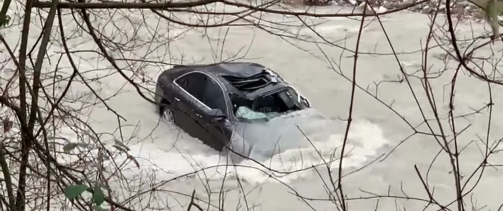 Klos: Makina bie në përrua dhe përmbytet, dyshohet për humbjen e jetës së një personi