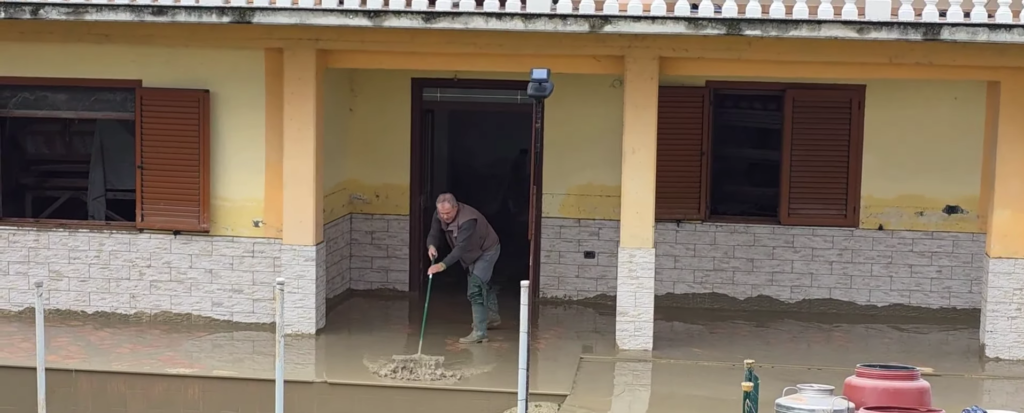 Dy ditë të përmbytur nga Vjosa, banorët e Ferrasit nisin pastrimin