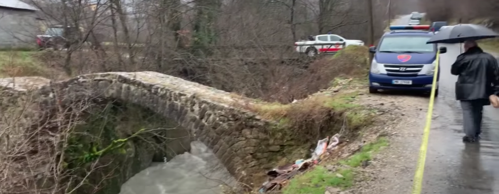 Ra me makinë në përrua dhe u largua pa ndihmuar pasagjerin, arrestohet 24 vjeçari në Klos