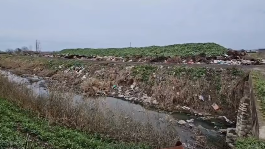 Mbeturina në Çermë hidhen në anë të rrugës , mungesë kontrolli dhe neglizhencë institucionale !