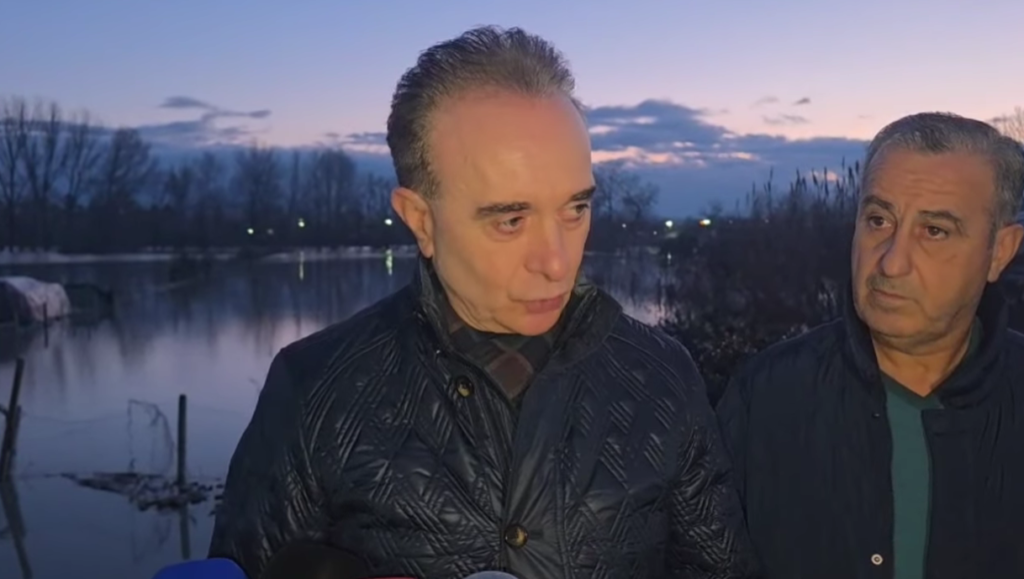 Përmbytjet filluan në Vjosë më 7 janar 2026. Sot është 11 janar 2026. Sot del Luani Baci. Dhe Luani del vetëm kur, siç thuhet, “nuk mban më ujë pilafi” dhe kur duhet të vihen pikat mbi i.