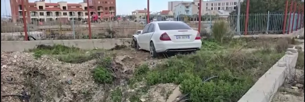 Aksident në aksin Vlorë–Orikum, automjeti del nga rruga dhe plagos dy persona