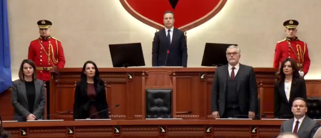 Me protesta dhe akuza, Kuvendi hap vitin 2026 nën bllokimin e foltores nga opozita