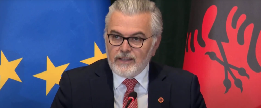 Gogu: Ligji i ri për median audiovizive do të rrisë transparencën dhe do të dekriminalizojë shpifjen për gazetarët Gogu: Ligji i ri për median audiovizive do të rrisë transparencën dhe do të dekriminalizojë shpifjen për gazetarët