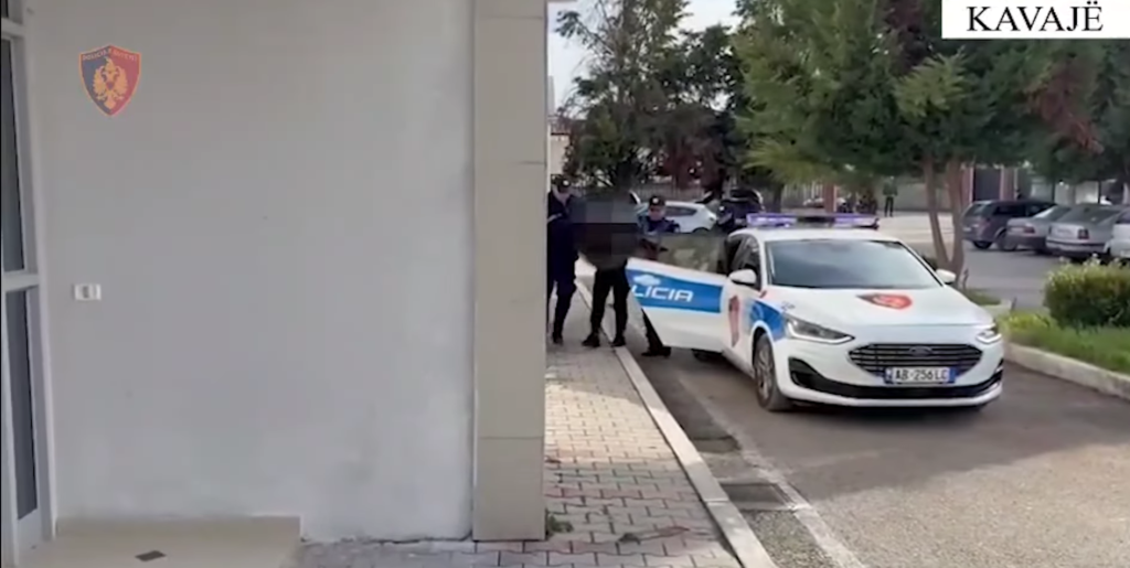 Arrestohet në Kavajë 39-vjeçari që qarkullonte me pistoletë në automjet, procedohet pasagjeri