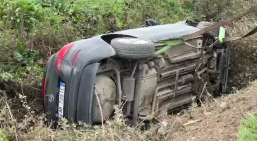 Automjeti përfundon në kanal në aksin Fier–Seman, shmanget përplasja dhe nuk ka të lënduar