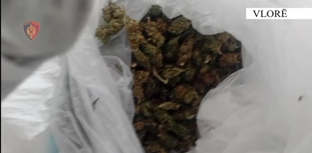 Arrestohet në Vlorë 35-vjeçari për shitje kanabisi, drogë e sekuestruar në automjet dhe banesë