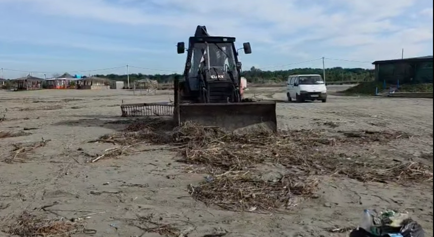 Mbetjet nga lumenjtë, qindra tonë të grumbulluara përgjatë dy muajve ne bregdetin e Semanit