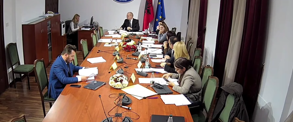 Ndryshime në Kodin Penal: Parkimi dysh bëhet vepër penale, rritet mbrojtja për gazetarët