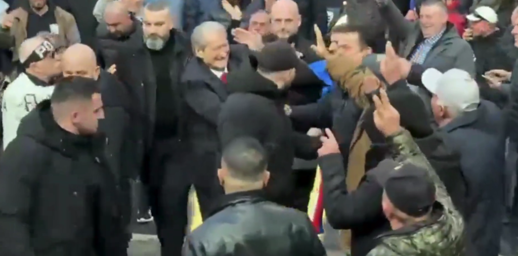 Protesta e PD-së në Tiranë, Sali Berisha i bashkohet tubimit para Kryeministrisë