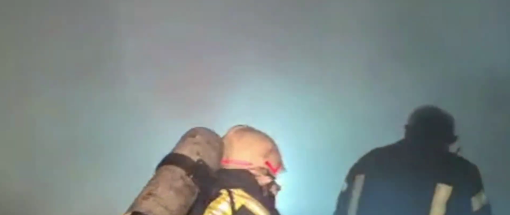 Zjarr gjatë natës në një lokal në Durrës, ndërhyrja e zjarrfikësve shmang përhapjen