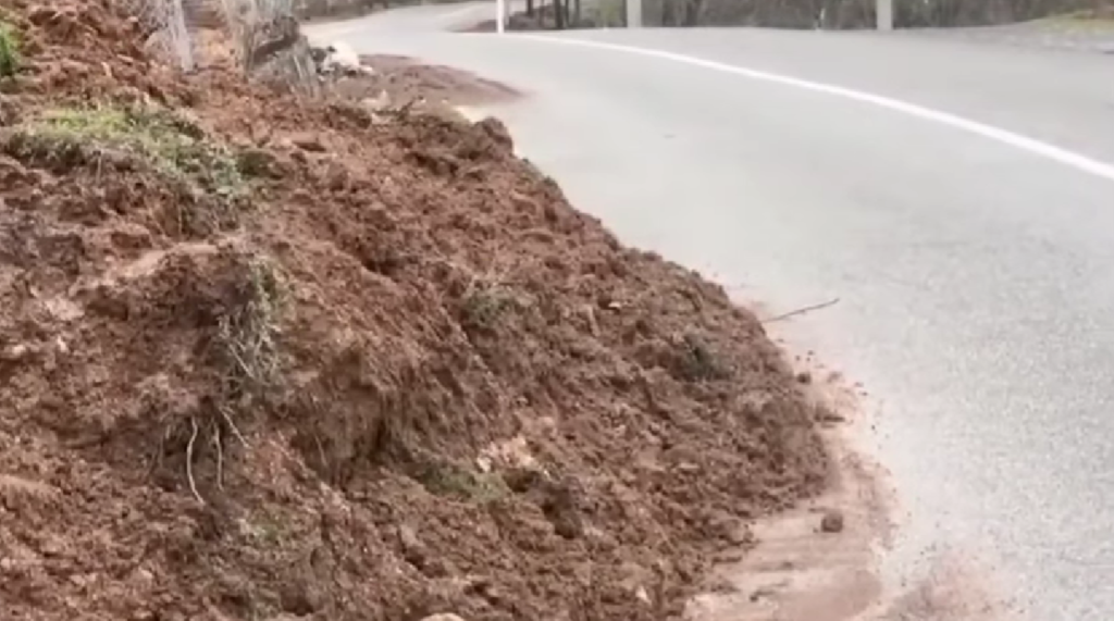 Gurë, baltë e mjegull – aksi Burrel–Skuraj bëhet rrezik për drejtuesit e automjeteve !