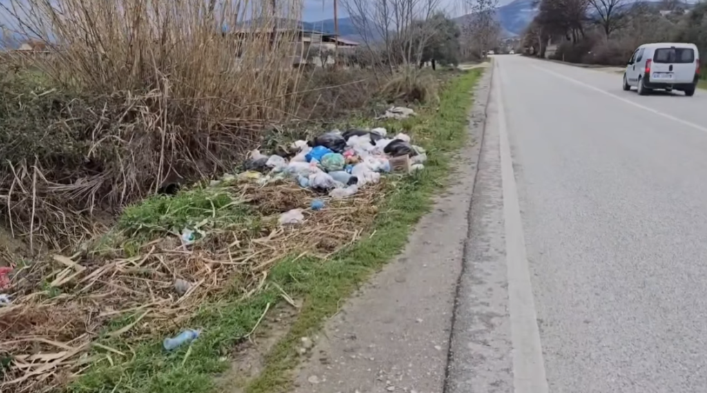 Aksi rrugor Ura Kuç–Dimal, i mbuluar nga mbeturinat!