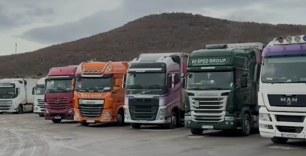 Protesta e kamionistëve hyn në ditën e tretë, qarkullimi i mjeteve të tonazhit të rëndë i bllokuar në Qafë Thanë