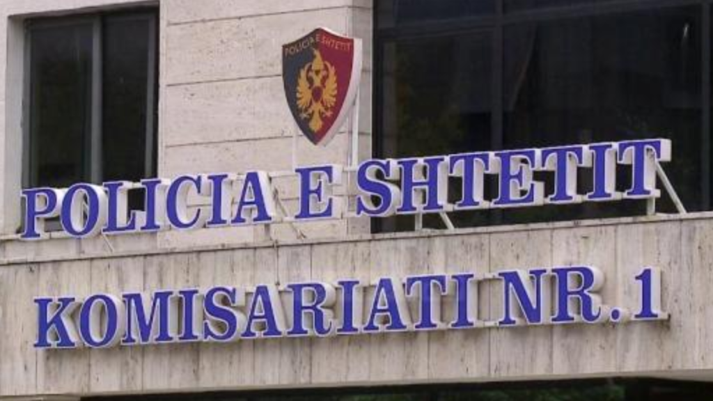 Goditet për shkak të detyrës në hyrje të komisariatit një oficere policie, arrestohen dy vajza në Tiranë Goditet për shkak të detyrës në hyrje të komisariatit një oficere policie, arrestohen dy vajza në Tiranë
